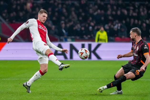 2025-01-30 AFC Ajax v Galatasaray - UEFA Europa League 2024 25 League Phase MD8 AMSTERDAM, NETHERLANDS - JANUARY 30: Anton Gaaei of AFC Ajax is challenged by Berkan Kutlu of Galatasaray during the UEFA Europa League 2024 25 League Phase MD8 match between AFC Ajax and Galatasaray at Johan Cruijff ArenA on January 30, 2025 in Amsterdam, Netherlands. Amsterdam Johan Cruijff ArenA Netherlands Content not available for redistribution in The Netherlands directly or indirectly through any third parties. Copyright: xGabrielxCalvinoxAlonsox