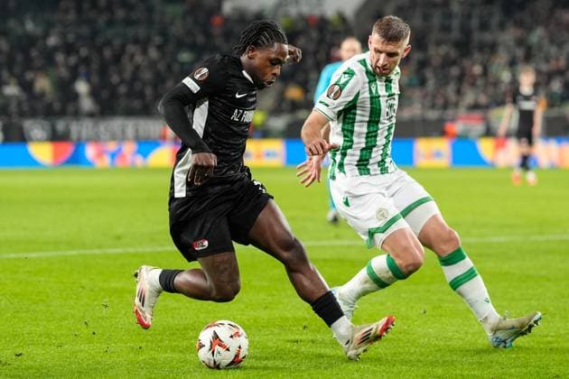 2025-01-30 Ferencvaros v AZ Alkmaar - UEFA Europa League BUDAPEST, HUNGARY - JANUARY 30: Jayden Addai of AZ and Eldar CiviÄ‡ of Ferencvaros battle for possession during the UEFA Europa League match between Ferencvaros and AZ Alkmaar at Ferencvaros Stadion on January 30, 2025 in Budapest, Hungary. Budapest Ferencvaros Stadion Hungary Content not available for redistribution in The Netherlands directly or indirectly through any third parties. Copyright: xEdxvanxdexPolx