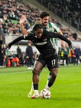 2025-01-30 Ferencvaros v AZ Alkmaar - UEFA Europa League BUDAPEST, HUNGARY - JANUARY 30: Jayden Addai of AZ and Mohamed Ali Ben Romdhane of Ferencvaros battle for possession during the UEFA Europa League match between Ferencvaros and AZ Alkmaar at Ferencvaros Stadion on January 30, 2025 in Budapest, Hungary. Budapest Ferencvaros Stadion Hungary Content not available for redistribution in The Netherlands directly or indirectly through any third parties. Copyright: xEdxvanxdexPolx