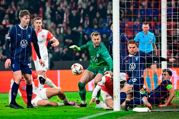 L-R Nils Zatterstrom (Malmo), goalkeeper Ricardo Friedrich (Malmo), Ondrej Lingr (Slavia), Gabriel Busanello (Malmo) and Colin Rosler (Malmo) in action during the UEFA Europa League, last 8th round match SK Slavia Praha vs Malmo FF, in Prague, Czech Republic, on January 30, 2025. (CTKxPhoto VitxSimanek) CTKPhotoP2025013010515  CTKPhotoP2025013010515