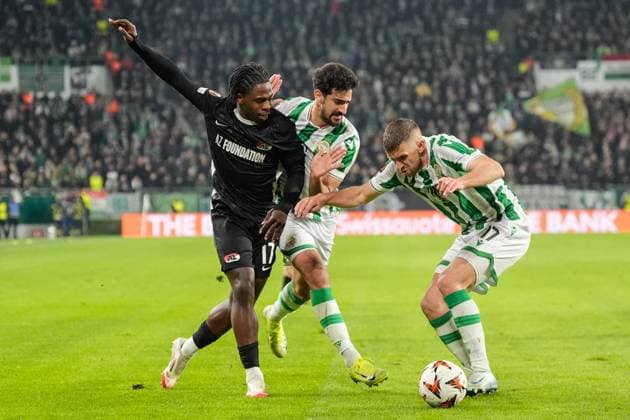 2025-01-30 Ferencvaros v AZ Alkmaar - UEFA Europa League BUDAPEST, HUNGARY - JANUARY 30: Eldar CiviÄ‡ of Ferencvaros defends Jayden Addai of AZ during the UEFA Europa League match between Ferencvaros and AZ Alkmaar at Ferencvaros Stadion on January 30, 2025 in Budapest, Hungary. Budapest Ferencvaros Stadion Hungary Content not available for redistribution in The Netherlands directly or indirectly through any third parties. Copyright: xEdxvanxdexPolx