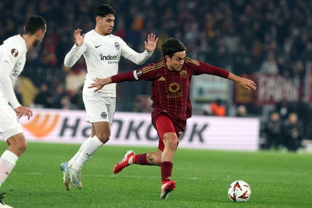 CALCIO - UEFA Europa League - AS Roma vs Eintracht Frankfurt Rome, Italy 30.01.2025: Fares Chaibi of Eintracht Frankfurt, Paulo Dybala of Roma during the Uefa Europa League 2024-2025, football match between AS Roma vs Eintracht Frankfurt at Olympic Stadium in Rome. Rome Italy  Copyright: xIPAxSport ABACAx