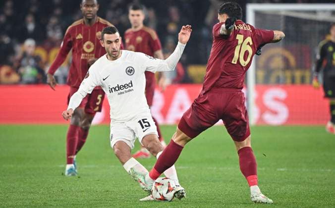 FUSSBALL EUROPA LEAGUE SAISON 2024 2025 Vorrunde 8. Spieltag AS Rom -Eintracht Frankfurt 30.01.2025 Leandro Paredes (re, AS Rom) gegen Ellyes Skhiri (li, Eintracht Frankfurt)