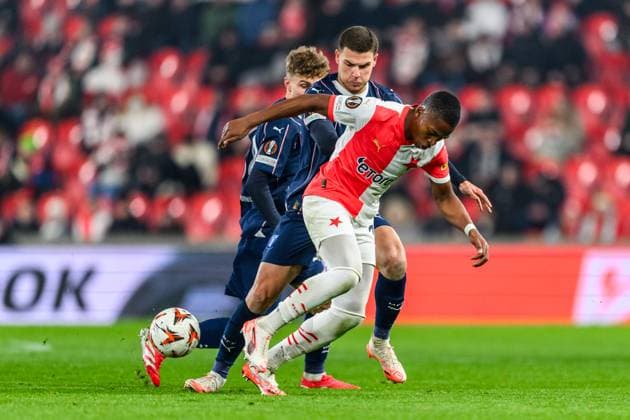250130 Gabriel Busanello of Malmö FF and Simion Michez of Slavia Prag during the UEFA Europa League football match between Slavia Prag and Malmö FF on January 30, 2025 in Prague. Photo: Mathilda Ahlberg BILDBYRAN kod MA MA0779 fotboll football soccer fotball uefa europa league europa league slavia prag malmö ff bbeng bbauto Copyright: MATHILDAxAHLBERG BB250130MA082