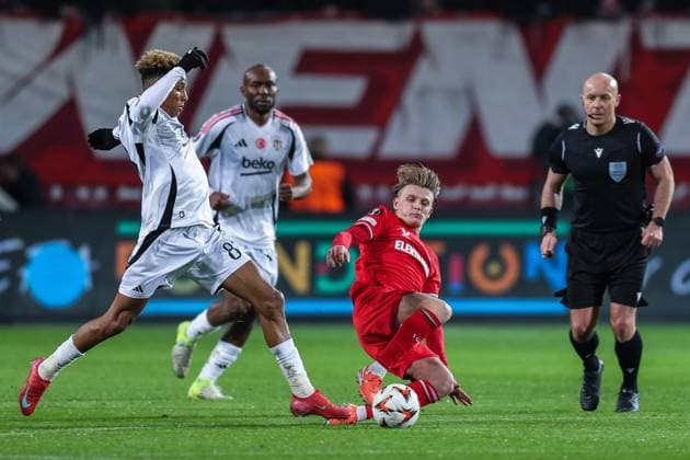 Fußball UEFA Europa League 8. Spieltag FC Twente Enschede - Besiktas JK am 30.01.2025 in der Arena De Grolsch Veste in Enschede Gedson Fernandes ( Istanbul ), links - Sem Steijn ( Enschede ), rechts