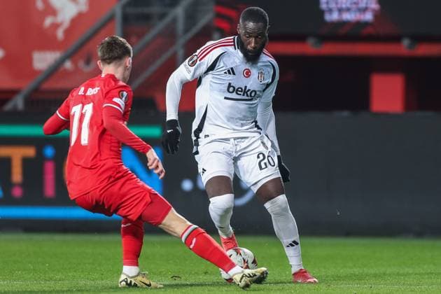 Fußball UEFA Europa League 8. Spieltag FC Twente Enschede - Besiktas JK am 30.01.2025 in der Arena De Grolsch Veste in Enschede Daan Rots ( Enschede ), links - Arthur Masuaku ( Istanbul ), rechts
