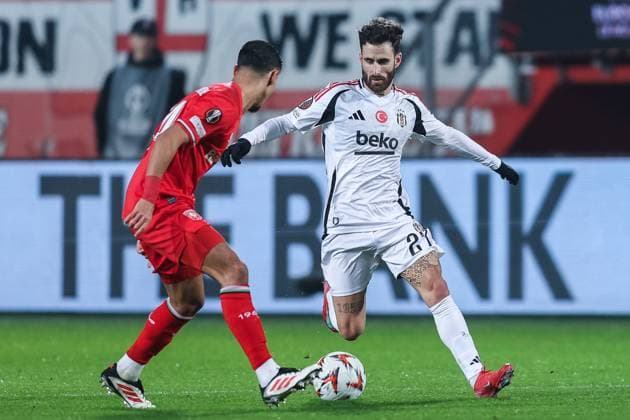 Fußball UEFA Europa League 8. Spieltag FC Twente Enschede - Besiktas JK am 30.01.2025 in der Arena De Grolsch Veste in Enschede Anass Salah-Eddine ( Enschede ), links - Rafa ( Istanbul ), rechts