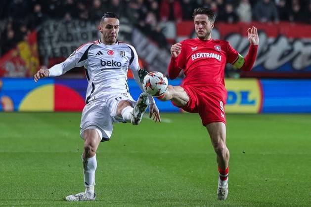 Fußball UEFA Europa League 8. Spieltag FC Twente Enschede - Besiktas JK am 30.01.2025 in der Arena De Grolsch Veste in Enschede Emirhan Topcu ( Istanbul ), links - Ricky van Wolfswinkel ( Enschede ), rechts