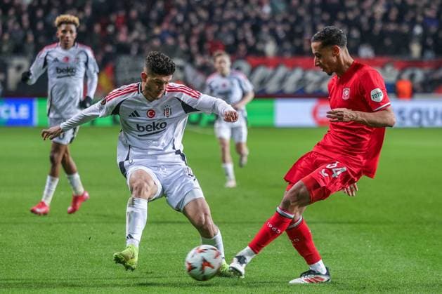 Fußball UEFA Europa League 8. Spieltag FC Twente Enschede - Besiktas JK am 30.01.2025 in der Arena De Grolsch Veste in Enschede Milot Rashica ( Istanbul ), links - Anass Salah-Eddine ( Enschede ), rechts