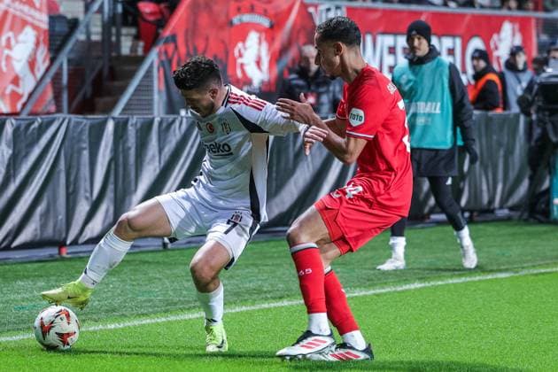 Fußball UEFA Europa League 8. Spieltag FC Twente Enschede - Besiktas JK am 30.01.2025 in der Arena De Grolsch Veste in Enschede Milot Rashica ( Istanbul ), links - Anass Salah-Eddine ( Enschede ), rechts
