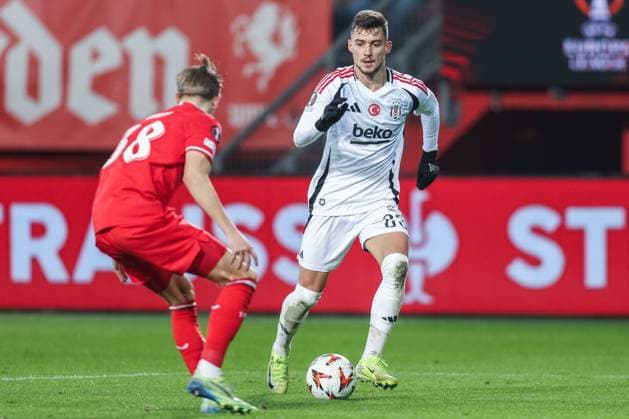 Fußball UEFA Europa League 8. Spieltag FC Twente Enschede - Besiktas JK am 30.01.2025 in der Arena De Grolsch Veste in Enschede Max Bruns ( Enschede ), links - Ernest Muci ( Istanbul ), rechts