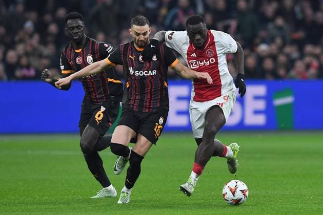 Fußball UEFA Europa League 8. Spieltag Ajax Amsterdam - Galatasaray SK am 30.01.2025 in der Johan Cruijff ArenA in Amsterdam Berkan Kutlu ( Istanbul ), links - Brian Brobbey ( Amsterdam ), rechts