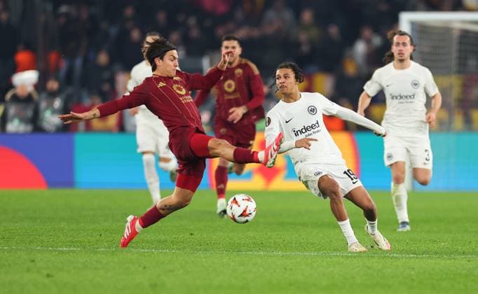 30.01.2025, Fussball UEFA Europa League, AS Roma - Eintracht Frankfurt, emonline, emspor, v.l., Paulo Dybala (AS Roma), Jean-Matteo Bahoya (Eintracht Frankfurt) DFL DFB REGULATIONS PROHIBIT ANY USE OF PHOTOGRAPHS AS IMAGE SEQUENCES AND OR QUASI-VIDEO. xdcx Copyright: HMBxMedia Claus