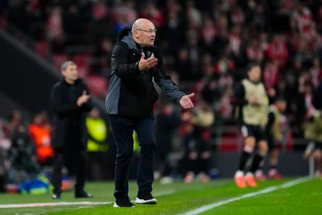 Athletic Club v FC Viktoria Plzen - UEFA Europa League 2024 25 League Phase MD8 Miroslav Koubek head coach of Viktoria Plzengives instructions during the UEFA Europa League 2024 25 League Phase MD8 match between Athletic Club and FC Viktoria Plzen at Estadio de San Mames on January 30, 2025 in Bilbao, Spain. Bilbao Spain  Copyright: xJosexBretonx originalFilename:bretonhernandez-athletic250130_npYeZ.jpg