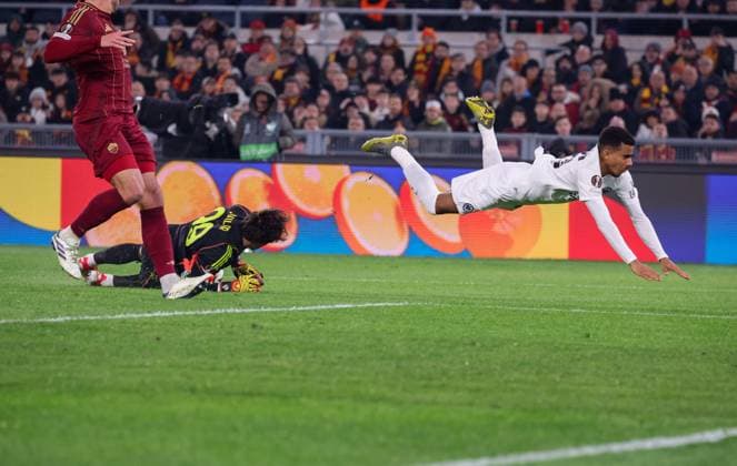 January 30, 2025, Roma, Lazio, ITALY: 30 01 2025 Rome, Stadio Olimpico, football match valid for UEFA Europa League 2024 24 between AS Roma vs Eintracht Frankfurt.In photo: Hugo Ekitike of Eintracht Frankfurt - Mile Svilar of Roma AS Roma ITALY - ZUMAs236 20250130_aap_s236_042 Copyright: xFabioxSassox
