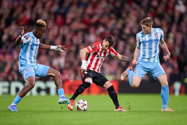 January 30, 2025, Bilbao, Vizcaya, SPAIN: Alex Berenguer of Athletic Club competes for the ball with Sampson Sweh and Lukas Cerv of FC Viktoria Plzen during the Europa League match between Athletic Club and and FC Viktoria Plzen at San Mames on January 30, 2025, in Bilbao, Spain. Bilbao SPAIN - ZUMAa181 20250130_zaa_a181_012 Copyright: xRicardoxLarreinax