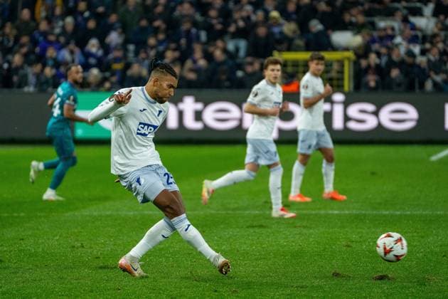 Kevin Akpoguma (TSG 1899 Hoffenheim, 25) mit dem Pass RSC Anderlecht vs. TSG 1899 Hoffenheim, Fussball, Europa League, 8. Spieltag, Saison 2024 2025, 30.01.2025 RSC Anderlecht vs. TSG 1899 Hoffenheim, Fussball, Europa League, 8. Spieltag, Saison 2024 2025, 30.01.2025 Brüssel Copyright: xEibner-Pressefoto JustinxDerondex EP_JDU