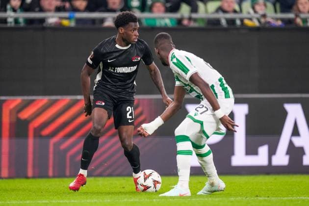 2025-01-30 Ferencvaros v AZ Alkmaar - UEFA Europa League BUDAPEST, HUNGARY - JANUARY 30: Ernest Poku of AZ runs with the ball during the UEFA Europa League match between Ferencvaros and AZ Alkmaar at Ferencvaros Stadion on January 30, 2025 in Budapest, Hungary. Budapest Ferencvaros Stadion Hungary Content not available for redistribution in The Netherlands directly or indirectly through any third parties. Copyright: xEdxvanxdexPolx