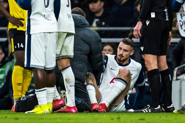 250130 Radu Dragusin of Tottenham Hotspur in pain during the UEFA Europa League football match between Tottenham Hotspur and Elfsborg on January 30, 2025 in London. Photo: Emma Wallskog BILDBYRAN COP 320 EW0477 fotboll football soccer fotball uefa europa league europa league tottenham hotspur elfsborg bbeng bbauto skada Copyright: EMMAxWALLSKOG BB250130EW112