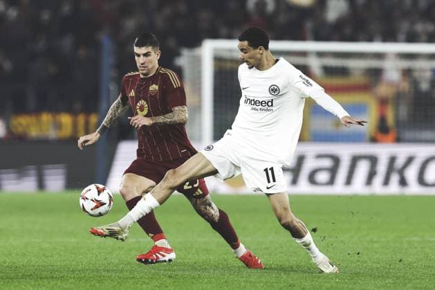 Romaâ??s Italian defender Gianluca Mancini challenges for the ball with Eintracht Frankfurt s French forward Hugo Ekitike during UEFA Europa League phase match day 8 between AS Roma vs Eintracht Frankfurt at Olimpico stadium on November 07, 2024 in Rome, Italy.  Copyright: xAntonioxBalasco IPAxSportx xipa-agency.netx xx IPA_53473529 IPA_Agency_IPA53473529