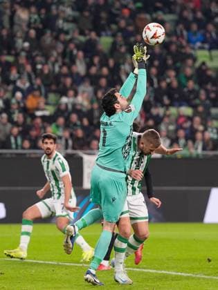 2025-01-30 Ferencvaros v AZ Alkmaar - UEFA Europa League BUDAPEST, HUNGARY - JANUARY 30: Goalkeeper Ãdam Varga of Ferencvaros makes a save during the UEFA Europa League match between Ferencvaros and AZ Alkmaar at Ferencvaros Stadion on January 30, 2025 in Budapest, Hungary. Budapest Ferencvaros Stadion Hungary Content not available for redistribution in The Netherlands directly or indirectly through any third parties. Copyright: xEdxvanxdexPolx