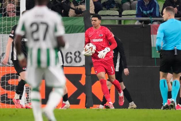 2025-01-30 Ferencvaros v AZ Alkmaar - UEFA Europa League BUDAPEST, HUNGARY - JANUARY 30: Goalkeeper Rome-Jayden Owuso-Oduro of AZ with the ball during the UEFA Europa League match between Ferencvaros and AZ Alkmaar at Ferencvaros Stadion on January 30, 2025 in Budapest, Hungary. Budapest Ferencvaros Stadion Hungary Content not available for redistribution in The Netherlands directly or indirectly through any third parties. Copyright: xEdxvanxdexPolx