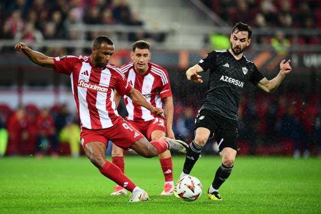 Ayoub El Kaabi of Olympiacos in action against Marko JankoviÄ‡ of Qarabag FK during the UEFA Europa League league phase matchdgy 8 soccer match between Olympiacos and Qarabag FK held at Stadium Georgios Karaiskakis in Piraeus, Greece, 30 January 2025. IMAGO ONE INCH PRODUCTIONS PIRAEUS Greece Copyright: xOnexInchxProductionsx 6449616