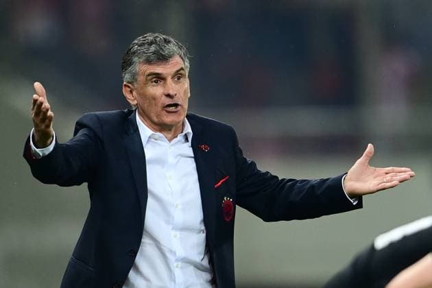 Jose Luis Mendilibar coach of Olympiacos in action during the UEFA Europa League league phase matchdgy 8 soccer match between Olympiacos and Qarabag FK held at Stadium Georgios Karaiskakis in Piraeus, Greece, 30 January 2025. IMAGO ONE INCH PRODUCTIONS PIRAEUS Greece Copyright: xOnexInchxProductionsx 6449690