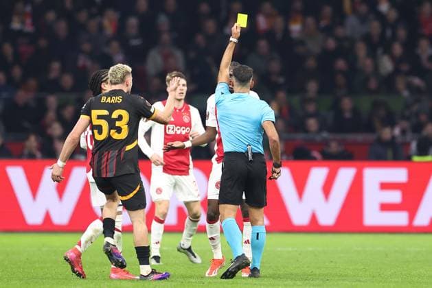 AMSTERDAM, 30-01-2025 , JohanCruijff Arena, football, UEFA Europa League, season 2024 2025, referee Jesus Gil Manzano shows yellow card to Ajax player Bertrand Traore during the match Ajax - Galasataray, Ajax - Galatasaray  x27628754x Copyright: