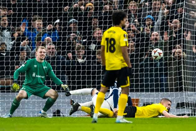 250130 Goalkeeper Isak Pettersson and Sebastian Holmen of Elfsborg looks dejected after the 1-0 goal during the UEFA Europa League football match between Tottenham Hotspur and Elfsborg on January 30, 2025 in London. Photo: Emma Wallskog BILDBYRAN COP 320 EW0477 fotboll football soccer fotball uefa europa league europa league tottenham hotspur elfsborg bbeng bbauto depp Copyright: EMMAxWALLSKOG BB250130EW118