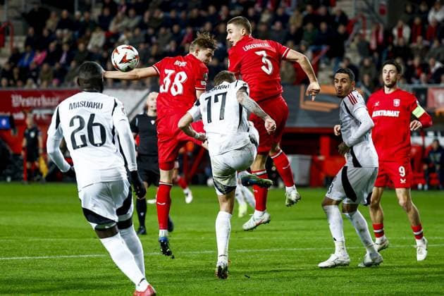 ENSCHEDE - (l-r) Arthur Masuaku of Besiktas JK, Max Bruns of FC Twente, Ciro Immobile of Besiktas JK, Gustaf Lagerbielke of FC Twente during the UEFA Europa League match between FC Twente and Besiktas JK at Stadion De Grolsch Veste on Jan. 30, 2025 in Enschede, Netherlands. ANP VINCENT JANNINK UEFA Europa League 2024 25 League Phase MD8 2024 25 xVIxANPxSportx xxANPxIVx 518738266 originalFilename: 518738266.jpg