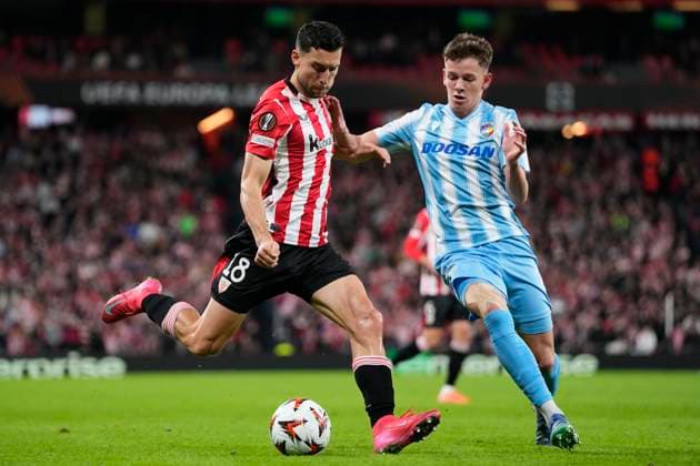 Athletic Club v FC Viktoria Plzen - UEFA Europa League 2024 25 League Phase MD8 Oscar de Marcos right-back of Athletic Club and Spain and Jiri Panos central midfield of Viktoria Plzen and Czech Republic compete for the ball during the UEFA Europa League 2024 25 League Phase MD8 match between Athletic Club and FC Viktoria Plzen at Estadio de San Mames on January 30, 2025 in Bilbao, Spain. Bilbao Spain  Copyright: xJosexBretonx originalFilename:bretonhernandez-athletic250130_npVDH.jpg