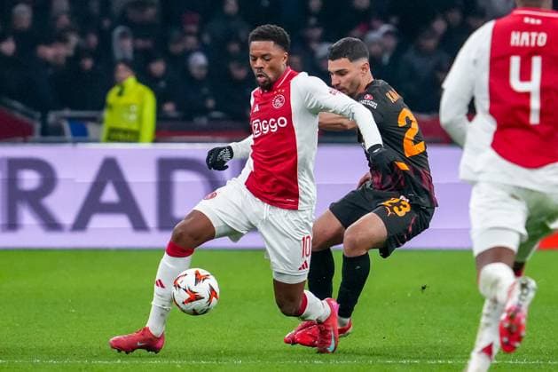 2025-01-30 AFC Ajax v Galatasaray - UEFA Europa League 2024 25 League Phase MD8 AMSTERDAM, NETHERLANDS - JANUARY 30: Chuba Akpom of AFC Ajax is challenged by Kaan Ayhan of Galatasaray during the UEFA Europa League 2024 25 League Phase MD8 match between AFC Ajax and Galatasaray at Johan Cruijff ArenA on January 30, 2025 in Amsterdam, Netherlands. Amsterdam Johan Cruijff ArenA Netherlands Content not available for redistribution in The Netherlands directly or indirectly through any third parties. Copyright: xGabrielxCalvinoxAlonsox