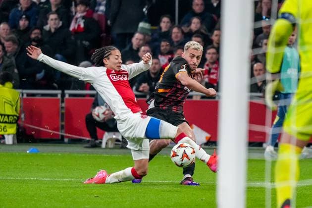 2025-01-30 AFC Ajax v Galatasaray - UEFA Europa League 2024 25 League Phase MD8 AMSTERDAM, NETHERLANDS - JANUARY 30: BarÄ±Åü Alper YÄ±lmaz of Galatasaray is challenged by Kian Fitz-Jim of AFC Ajax during the UEFA Europa League 2024 25 League Phase MD8 match between AFC Ajax and Galatasaray at Johan Cruijff ArenA on January 30, 2025 in Amsterdam, Netherlands. Amsterdam Johan Cruijff ArenA Netherlands Content not available for redistribution in The Netherlands directly or indirectly through any third parties. Copyright: xGabrielxCalvinoxAlonsox