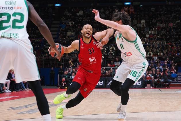 Sport Themen der Woche KW05 Sport Bilder des Tages Shavon Shields (EA7 Emporio Armani Olimpia Milano) &amp; Cedi Osman (Panathinaikos Aktor Athens) during EA7 Emporio Armani Milano vs Panathinaikos Aktor Athens, Basketball Euroleague match in Milan, Italy, January 30 2025  Copyright: xSavinoxPaolella IPAxSportx xipa-agency.netx xx IPA_53473965 IPA_Agency_IPA53473965