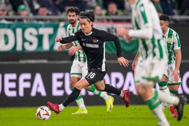 2025-01-30 Ferencvaros v AZ Alkmaar - UEFA Europa League BUDAPEST, HUNGARY - JANUARY 30: Seiya Maikuma of AZ runs with the ball during the UEFA Europa League match between Ferencvaros and AZ Alkmaar at Ferencvaros Stadion on January 30, 2025 in Budapest, Hungary. Budapest Ferencvaros Stadion Hungary Content not available for redistribution in The Netherlands directly or indirectly through any third parties. Copyright: xEdxvanxdexPolx