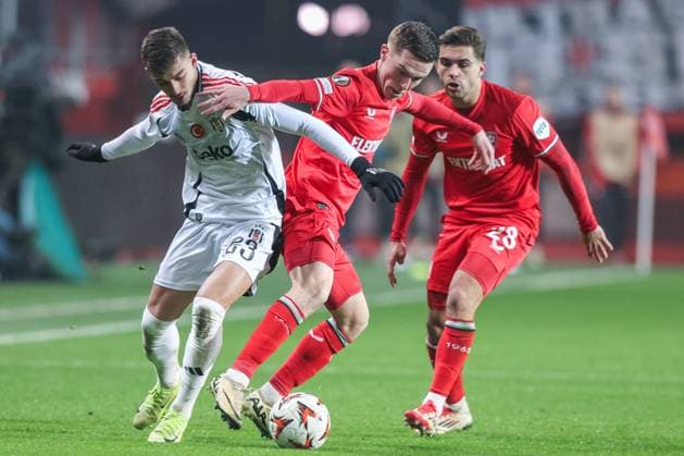 Fußball UEFA Europa League 8. Spieltag FC Twente Enschede - Besiktas JK am 30.01.2025 in der Arena De Grolsch Veste in Enschede Ernest Muci ( Istanbul ), links - Daan Rots ( Enschede ), rechts