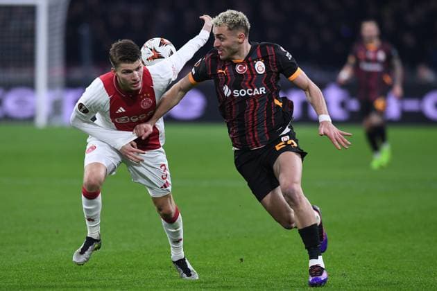 Fußball UEFA Europa League 8. Spieltag Ajax Amsterdam - Galatasaray SK am 30.01.2025 in der Johan Cruijff ArenA in Amsterdam Jorrel Hato ( Amsterdam ), links - Kaan Ayhan ( Istanbul ), rechts
