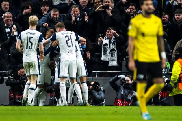 250130 Ayindamola Ajayi of Tottenham Hotspur celebrate the 2-0 goal with Lucas Bergvall and Dejan Kulusevski during the UEFA Europa League football match between Tottenham Hotspur and Elfsborg on January 30, 2025 in London. Photo: Emma Wallskog BILDBYRAN COP 320 EW0477 fotboll football soccer fotball uefa europa league europa league tottenham hotspur elfsborg bbeng jubel Copyright: EMMAxWALLSKOG BB250130EW134