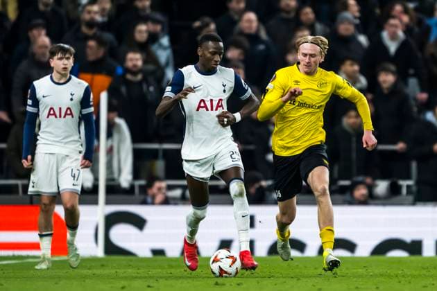 250130 Pape Matar Sarr of Tottenham Hotspur and Ludvig RichtnÃ r of Elfsborg during the UEFA Europa League football match between Tottenham Hotspur and Elfsborg on January 30, 2025 in London. Photo: Emma Wallskog BILDBYRAN COP 320 EW0477 fotboll, football, soccer, fotball,uefa europa league, europa le Copyright: EMMAxWALLSKOG BB250130EW142