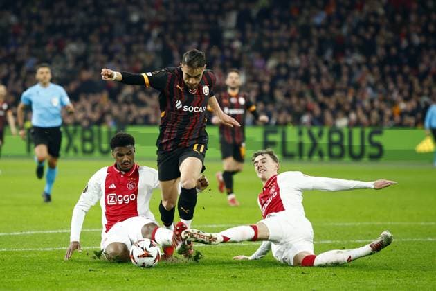AMSTERDAM - (l-r) Jorrel Hato of Ajax, Yunus Akgun of Galatasaray SK, Youri Baas of Ajax during the UEFA Europa League match between AFC Ajax and Galatasaray at the Johan Cruijff ArenA on Jan. 30, 2025 in Amsterdam, Netherlands. ANP SEM VAN DER WAL UEFA Europa League 2024 25 League Phase MD8 2024 25 xVIxANPxSportx xxANPxIVx 518738802 originalFilename: 518738802.jpg