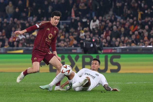 Foto IPP Luciano Adriani Roma 30 01 2025 Coppa UEFA Europa League 2024 2025 Roma vs Eintracht Frankfurt Nella foto: l’ azione del gol di Eldor Shomurodov contrastato da Tuta a terra Italy Photo Press - World Copyright Roma italy Italia ITALY  Copyright: xR4924_italyphotopressx