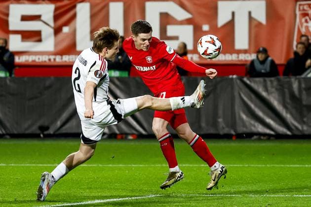 ENSCHEDE - (l-r) Jonas Svensson of Besiktas JK, Daan Rots of FC Twente during the UEFA Europa League match between FC Twente and Besiktas JK at Stadion De Grolsch Veste on Jan. 30, 2025 in Enschede, Netherlands. ANP VINCENT JANNINK UEFA Europa League 2024 25 League Phase MD8 2024 25 xVIxANPxSportx xxANPxIVx 518739215 originalFilename: 518739215.jpg
