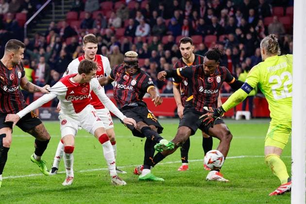 AMSTERDAM , 30-01-2025 , Johan Cruijff Arena , UEFA Europa League football , season 2024 2025, match between Ajax and Galatasaray , Galatasaray player Victor Osimhen scores the 2-1 Ajax - Galatasaray  x27629307x Copyright: