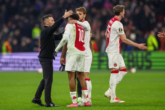 AMSTERDAM, 30-01-2025 , JohanCruijff Arena, football, UEFA Europa League, season 2024 2025, Ajax trainer coach Francesco Farioli , Ajax player Chuba Akpom and Ajax player Daniele Rugani after the match Ajax - Galasataray, Ajax - Galatasaray  x27629396x Copyright: