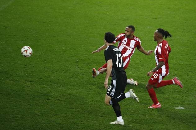 Ayoub El Kaabi of Olympiacos in action while scoring during the UEFA Europa League league phase matchdgy 8 soccer match between Olympiacos and Qarabag FK held at Stadium Georgios Karaiskakis in Piraeus, Greece, 30 January 2025. IMAGO ONE INCH PRODUCTIONS PIRAEUS Greece Copyright: xOnexInchxProductionsx 6449808