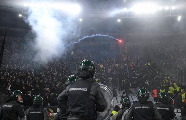 FUSSBALL EUROPA LEAGUE SAISON 2024 2025 Vorrunde 8. Spieltag AS Rom -Eintracht Frankfurt 30.01.2025 Polizisten vor dem Gaestefanblock des Stadio Olimpico mit Eintracht Frankfurt Ultras