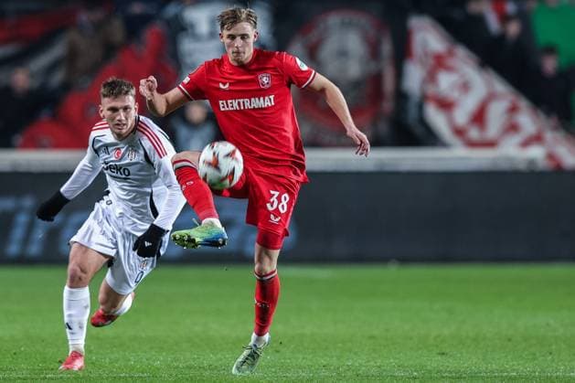 Fußball UEFA Europa League 8. Spieltag FC Twente Enschede - Besiktas JK am 30.01.2025 in der Arena De Grolsch Veste in Enschede Semih Kilicsoy ( Istanbul ), links - Max Bruns ( Enschede ), rechts