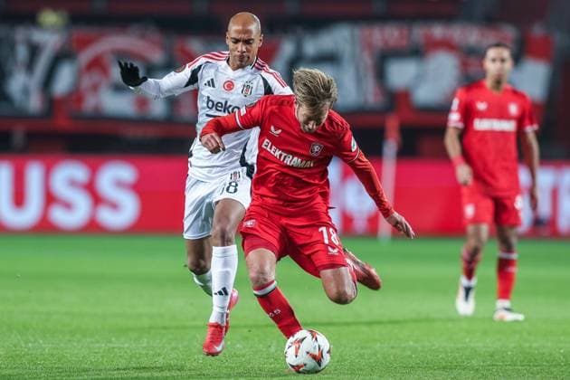 Fußball UEFA Europa League 8. Spieltag FC Twente Enschede - Besiktas JK am 30.01.2025 in der Arena De Grolsch Veste in Enschede Joao Mario ( Istanbul ), links - Michel Vlap ( Enschede ), rechts