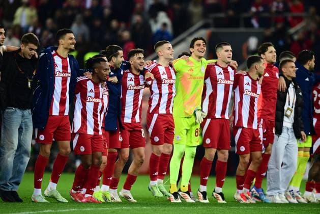 Players of Olympiacos celebrate their victory after the UEFA Europa League league phase matchdgy 8 soccer match between Olympiacos and Qarabag FK held at Stadium Georgios Karaiskakis in Piraeus, Greece, 30 January 2025. IMAGO ONE INCH PRODUCTIONS PIRAEUS Greece Copyright: xOnexInchxProductionsx 6449944